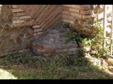 03631 ostia - regio i - insula iii - caseggiato del mitreo di menandro (i,iii,5) - via dei balconi - raum 5 - detail in der nordostecke - 06-2024.jpg